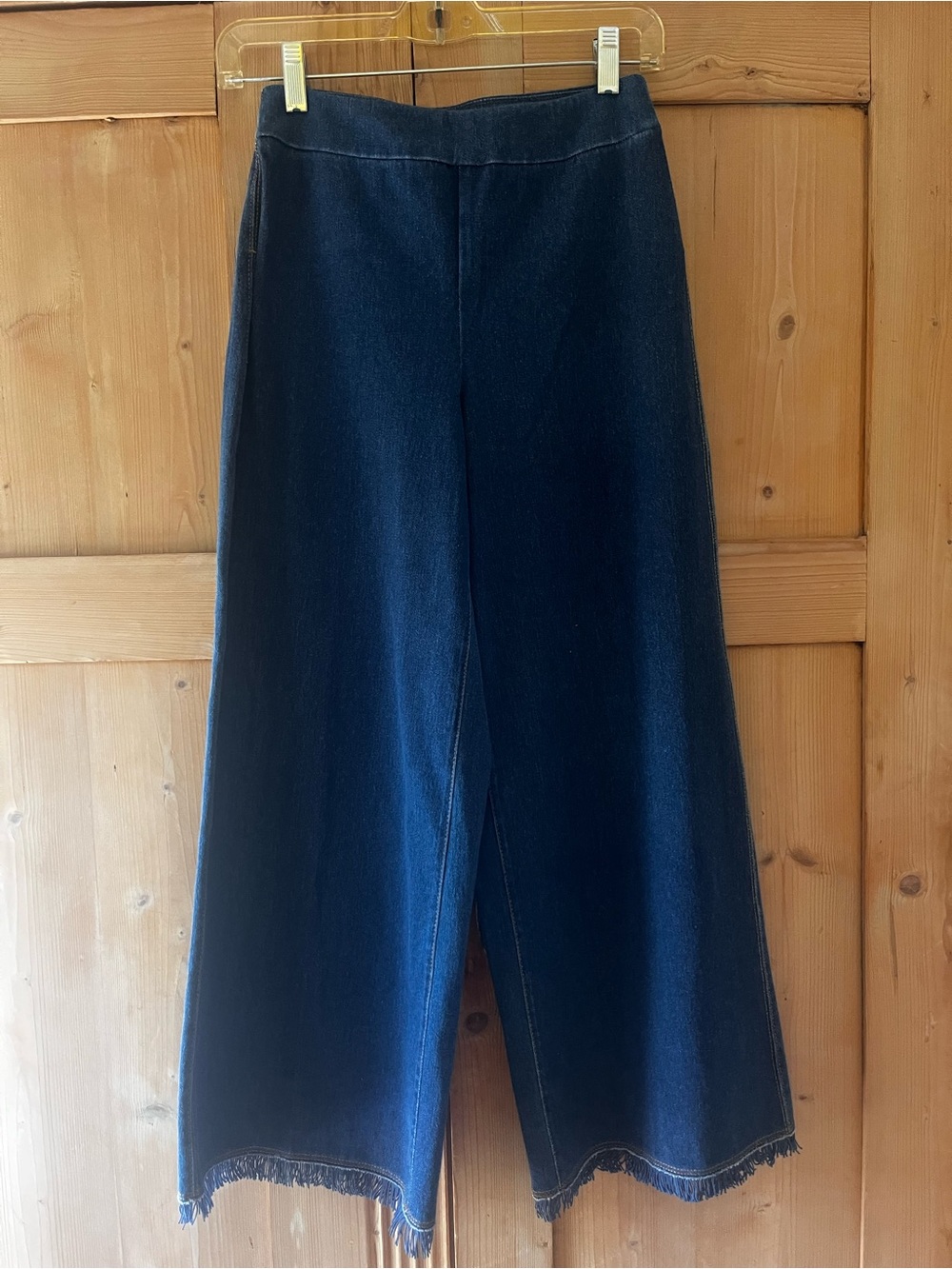 Flattering wide leg stretch cotton denim jeans w fringed hem